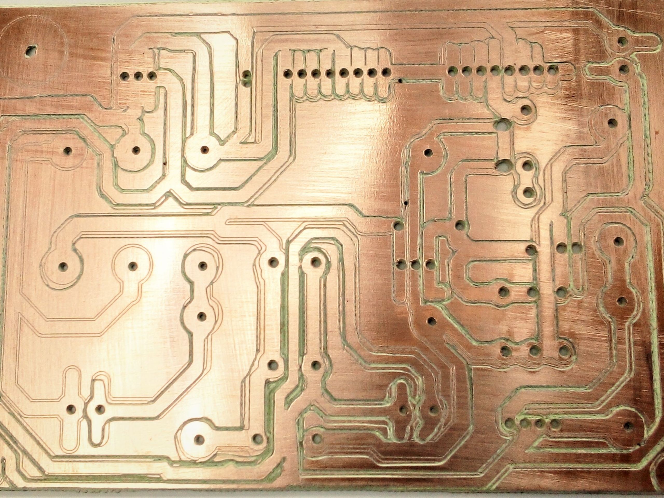 NOUS CONCEPTIONNONS VOS PLAQUETTES AVEC PRÉCISION